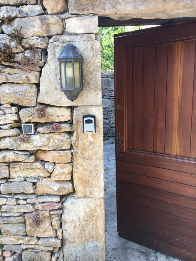 Maison en pierres au coeur du village médiéval de Villeneuve Esterno foto
