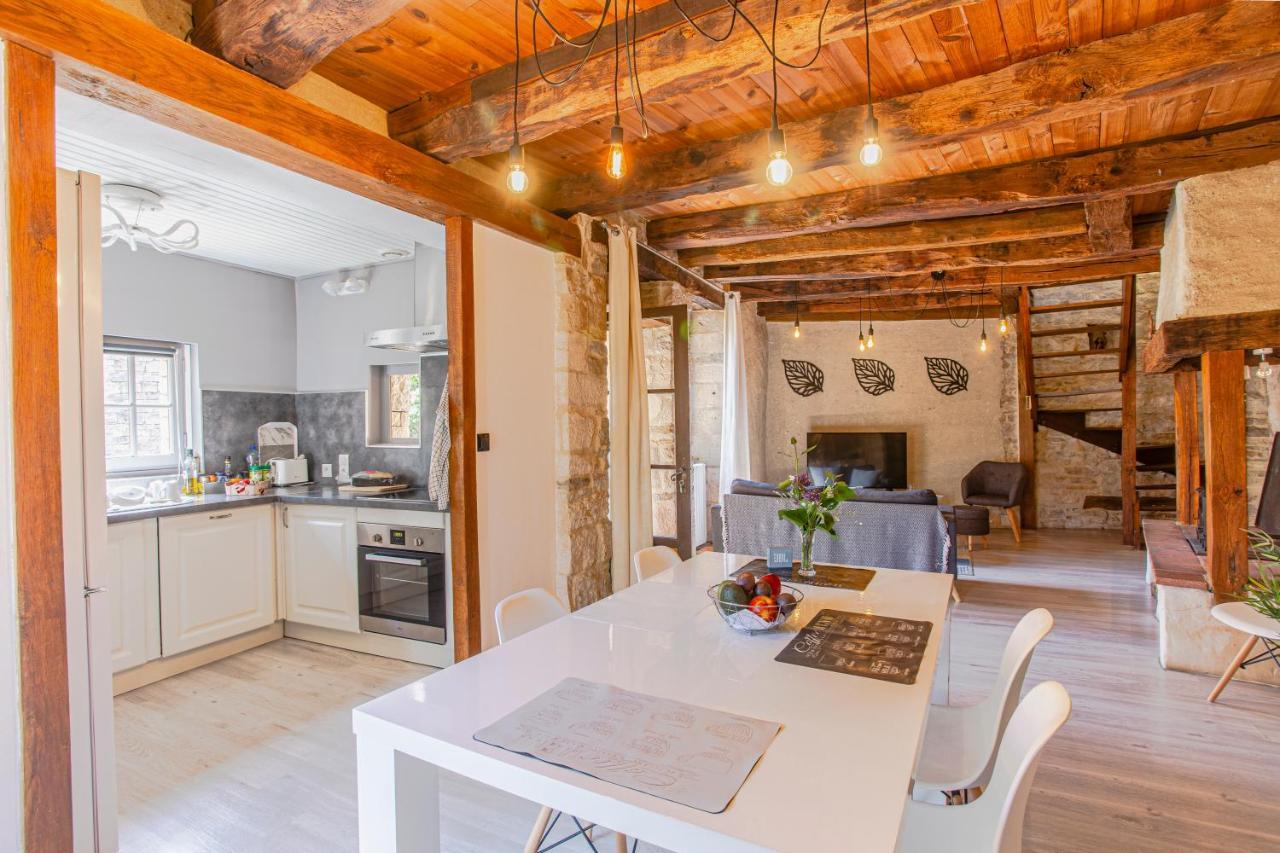 Maison en pierres au coeur du village médiéval de Villeneuve Esterno foto