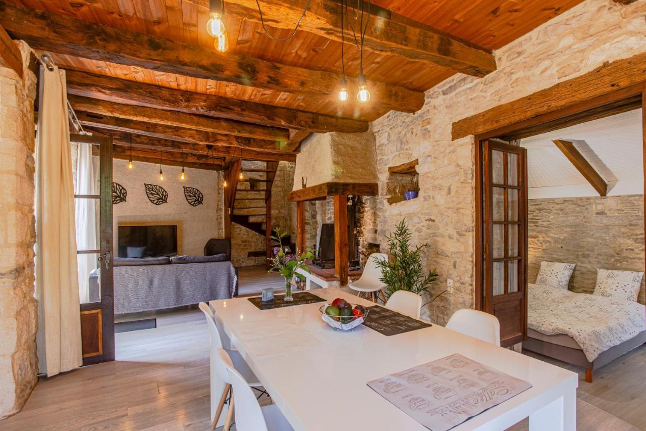 Maison en pierres au coeur du village médiéval de Villeneuve Esterno foto