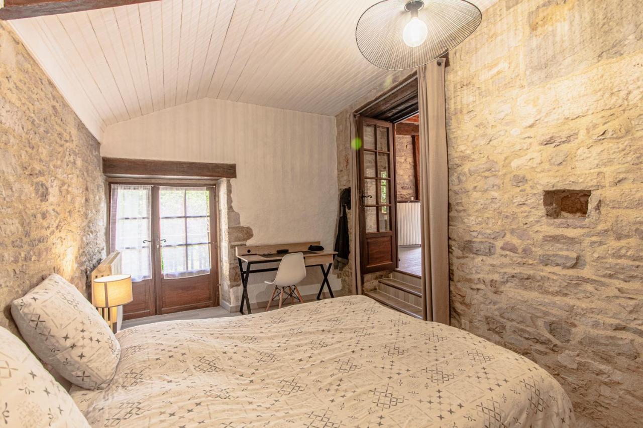 Maison en pierres au coeur du village médiéval de Villeneuve Esterno foto