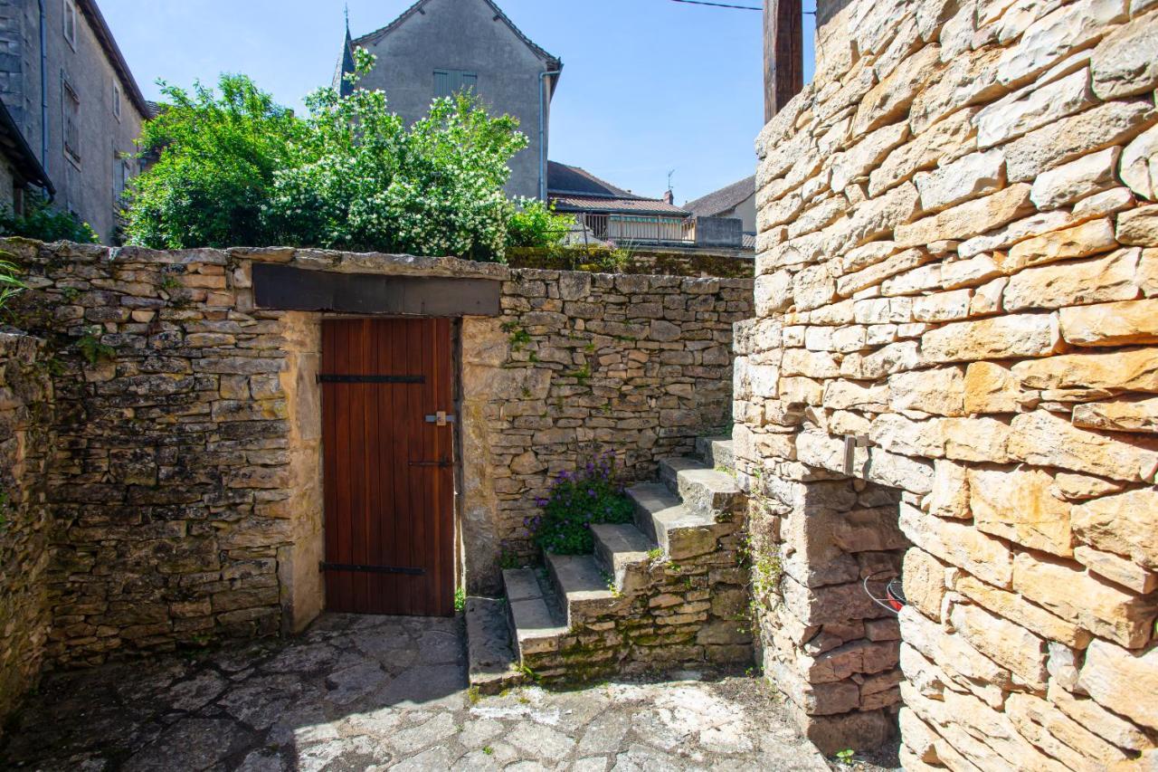 Maison en pierres au coeur du village médiéval de Villeneuve Esterno foto