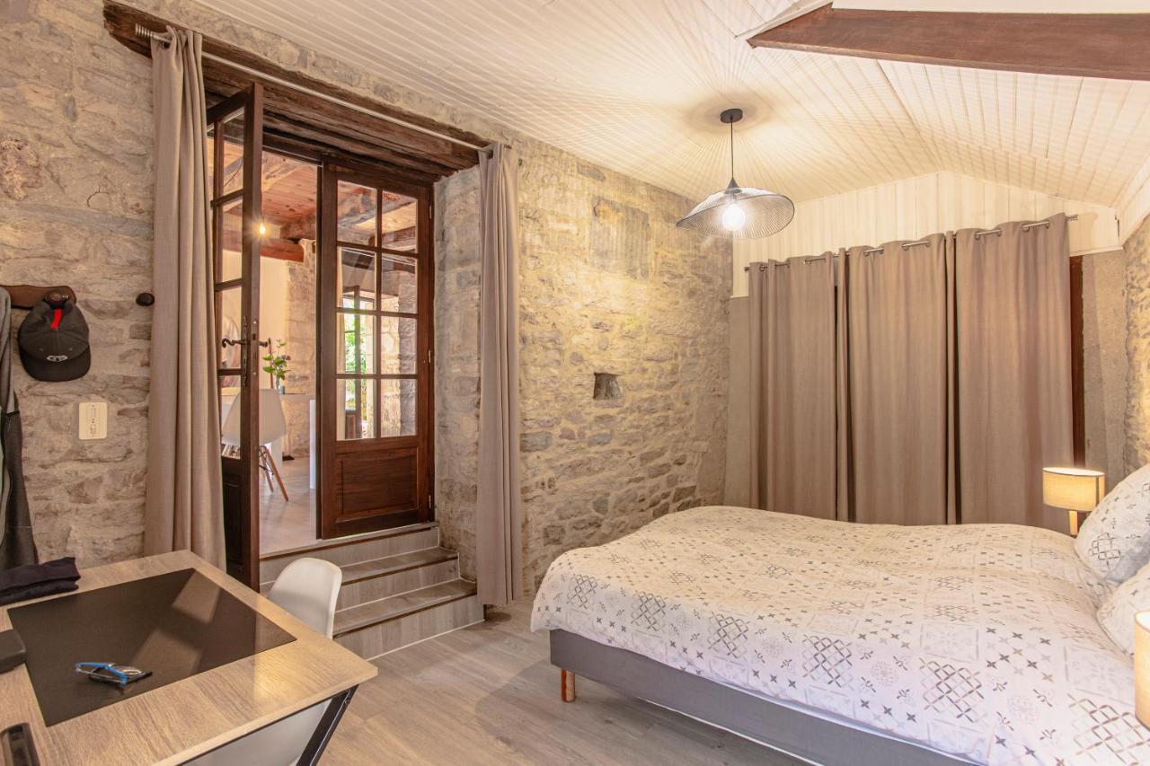Maison en pierres au coeur du village médiéval de Villeneuve Esterno foto