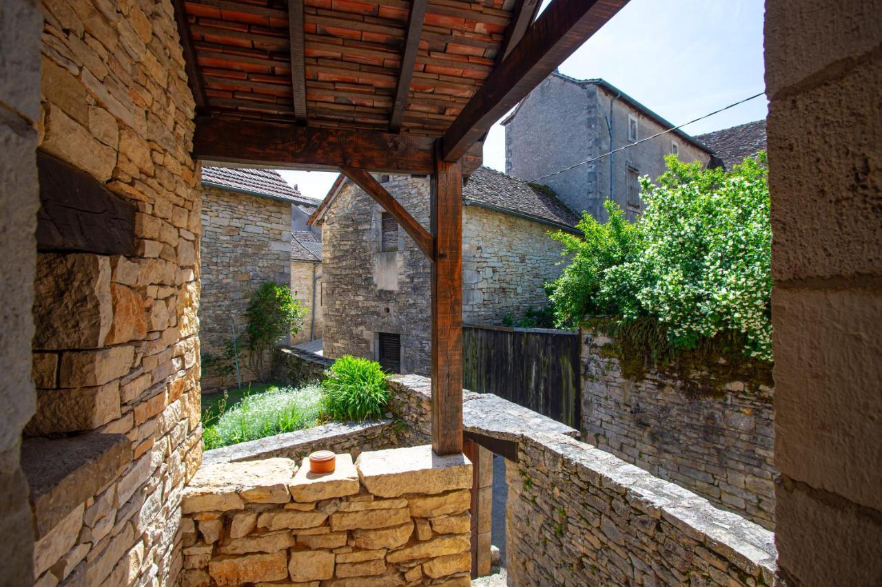 Maison en pierres au coeur du village médiéval de Villeneuve Esterno foto