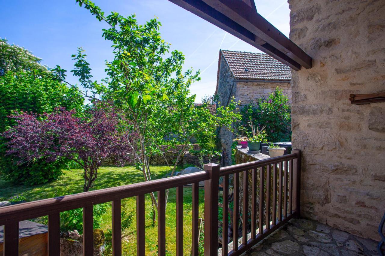 Maison en pierres au coeur du village médiéval de Villeneuve Esterno foto