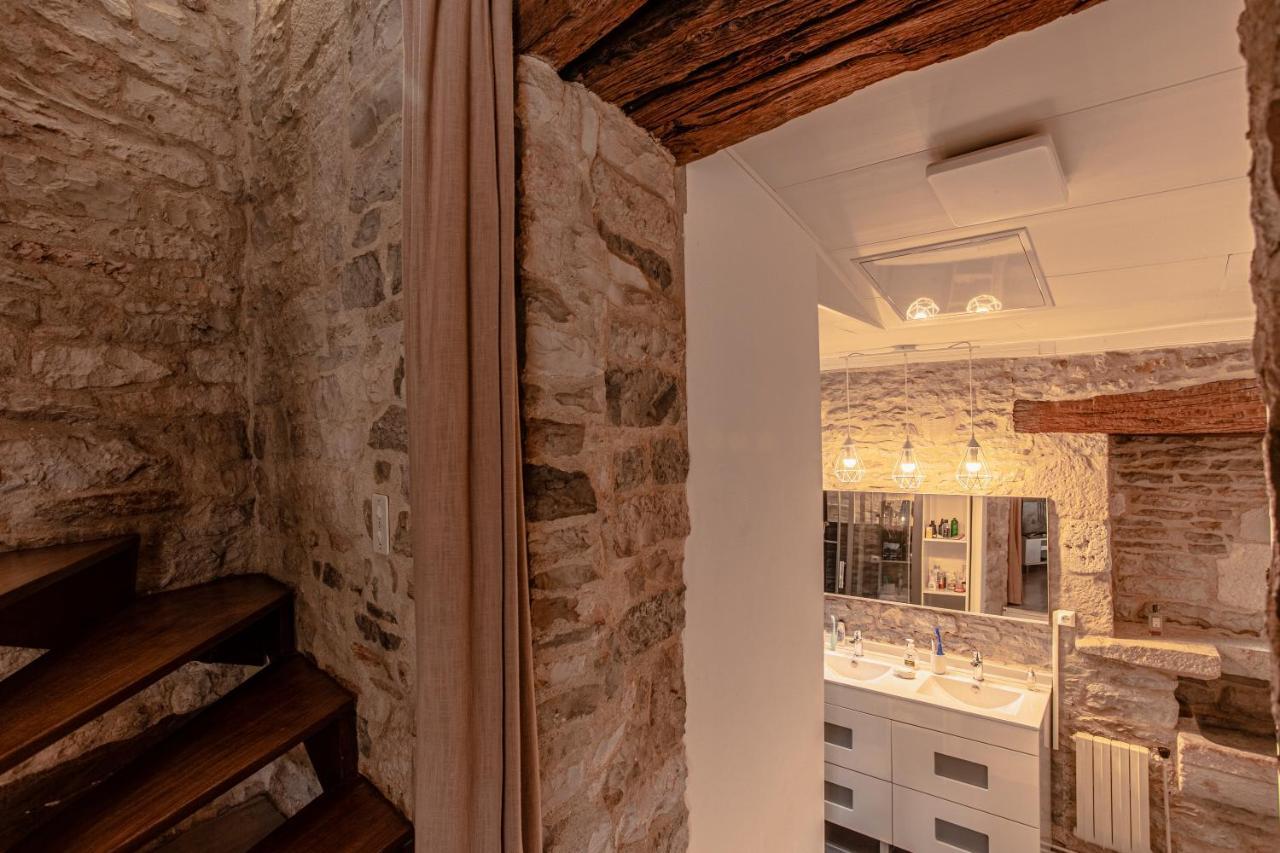 Maison en pierres au coeur du village médiéval de Villeneuve Esterno foto
