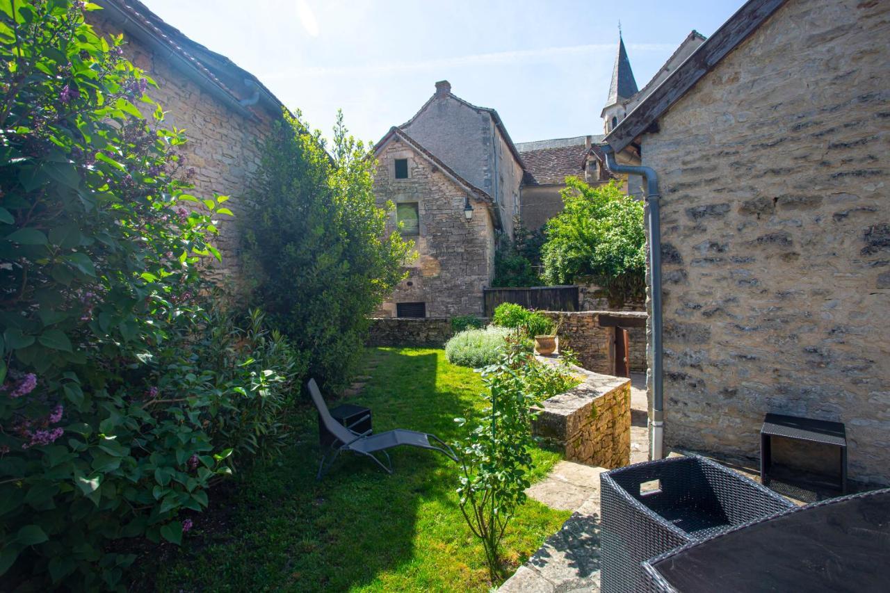 Maison en pierres au coeur du village médiéval de Villeneuve Esterno foto