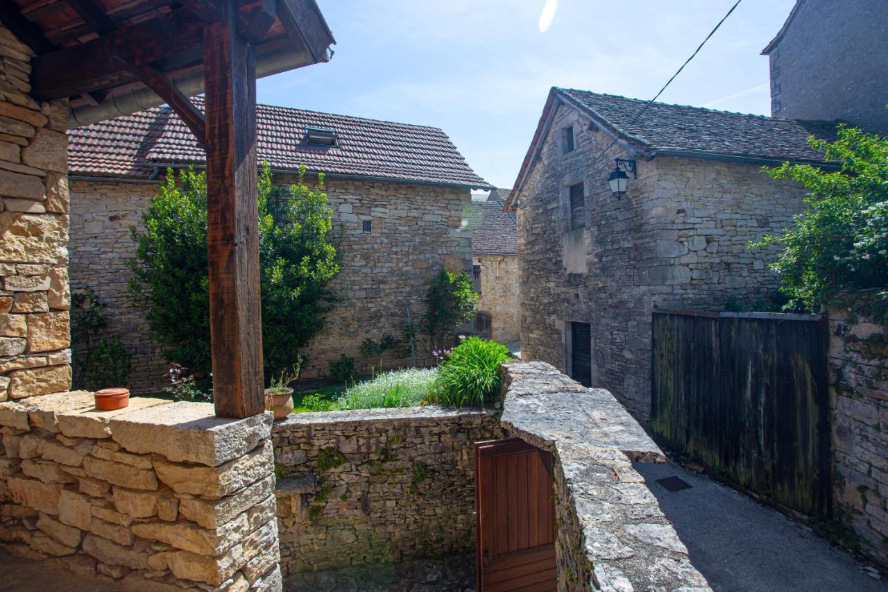 Maison en pierres au coeur du village médiéval de Villeneuve Esterno foto