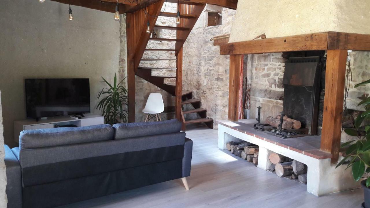 Maison en pierres au coeur du village médiéval de Villeneuve Esterno foto